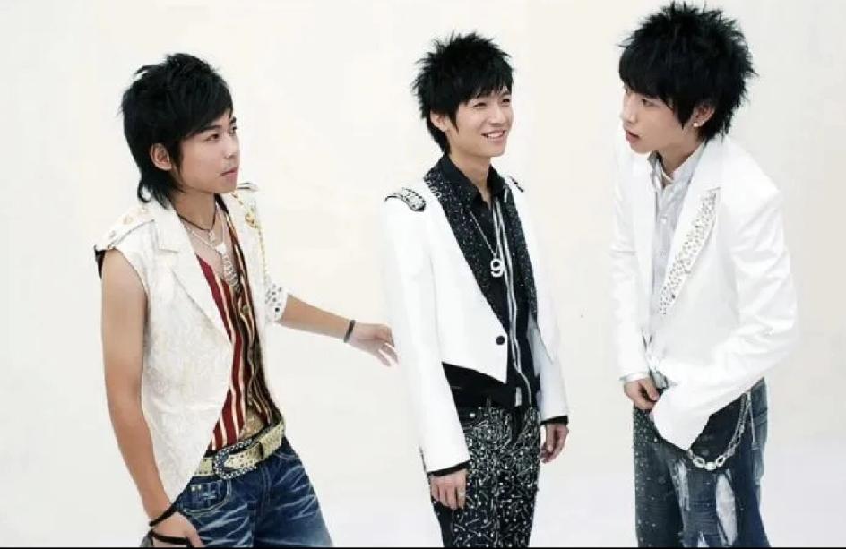 到现在都想不明白2007年快男这个排名，冠亚出自西安赛区，三四名出自成都赛区，再