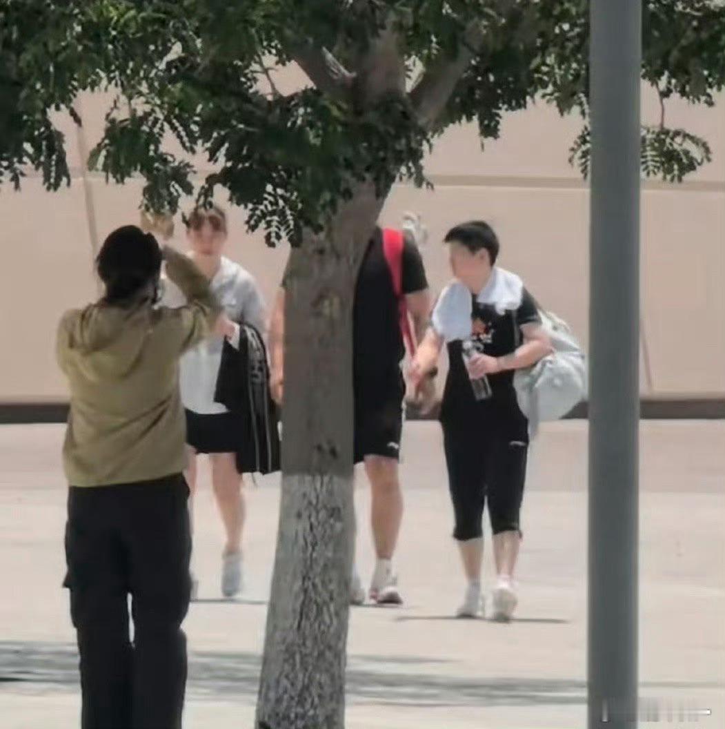 孙颖莎与恩师女儿亲切合照频繁把莎莎送上rs的事希望“恩师”少做点，自己本职工作做