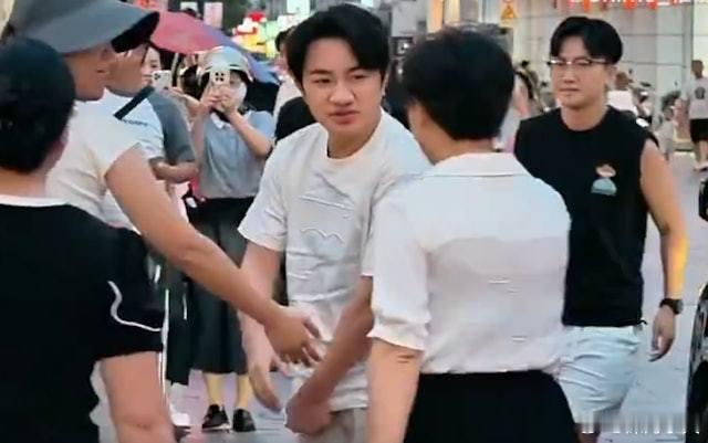 艺人王祖蓝广西吃米粉，工作人员要求其他顾客离开6月2日，有玉林网民在社交平台发帖