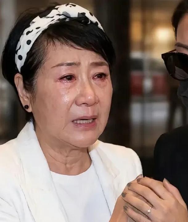 狄波拉穿白衣送谢贤最后一程，一套衣服说明不了礼数，更说明不了她心里还剩多少感情
