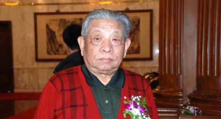 他给毛主席当了27年警卫员，后又保卫华国锋邓小平，如今依然在世。他是建国后在毛主