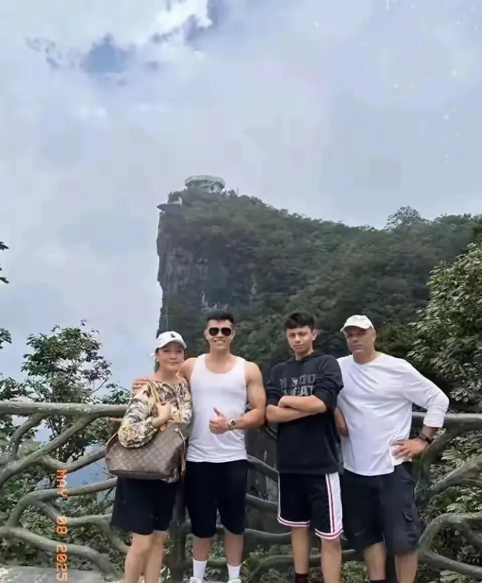 史可一家人，好恩爱啊！两个儿子超级帅气，史可依然端庄大气，这么多年一直没有什么变