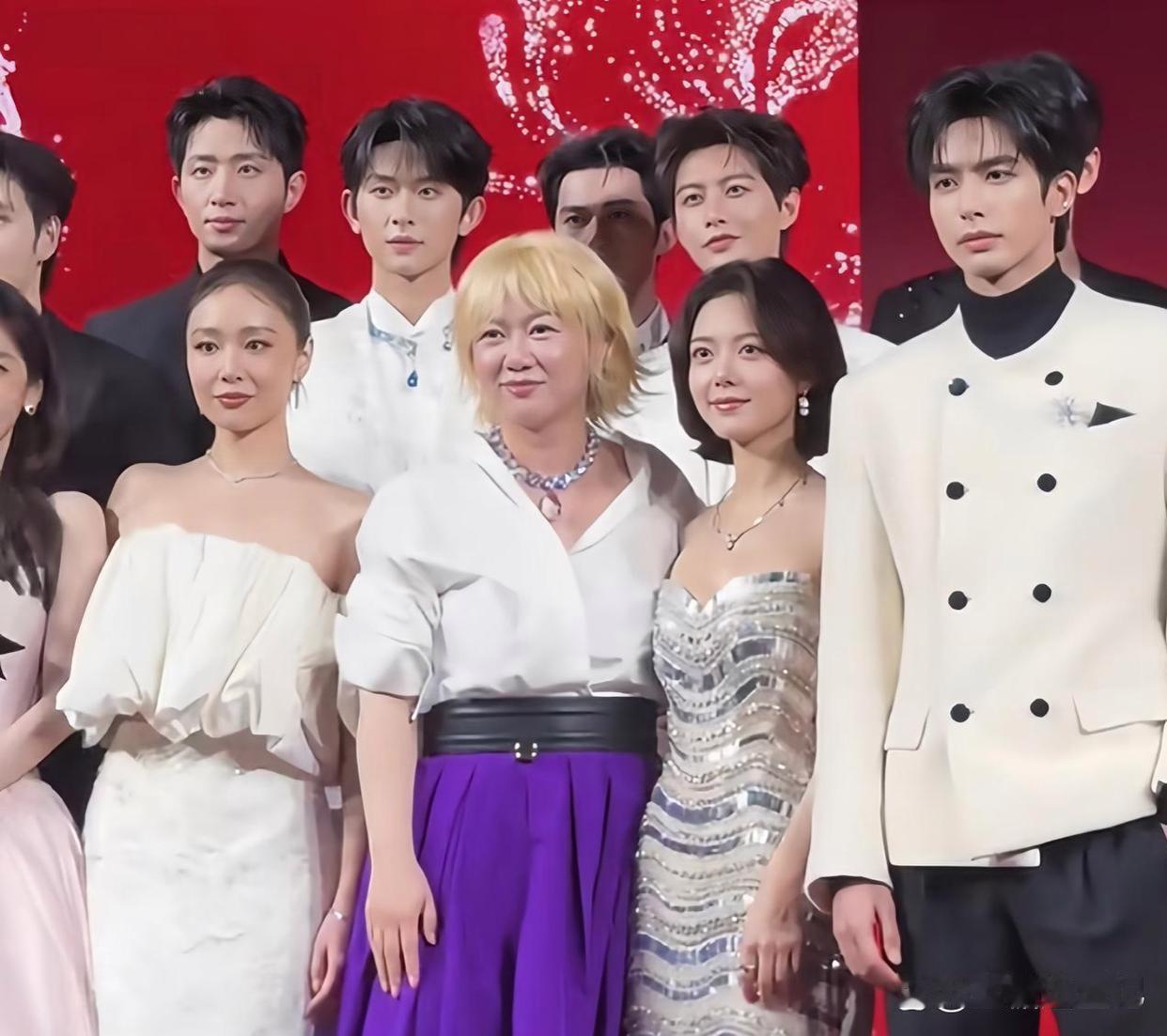 家人们快看！宋威龙这颜值真的绝了，简直像自带“独美图层”，往那儿一站，后排的短剧