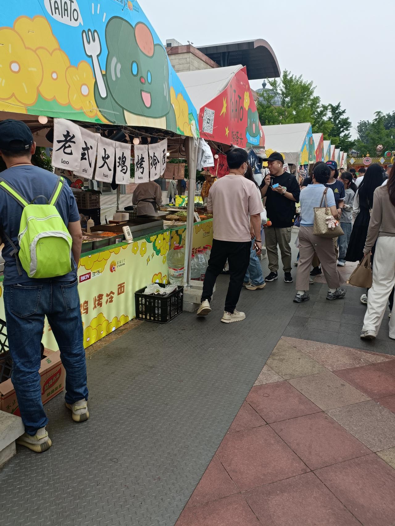 我觉得大部分实体店未来确实会消失。就像广州白云区的陈老板，沐足店月流水从20万跌