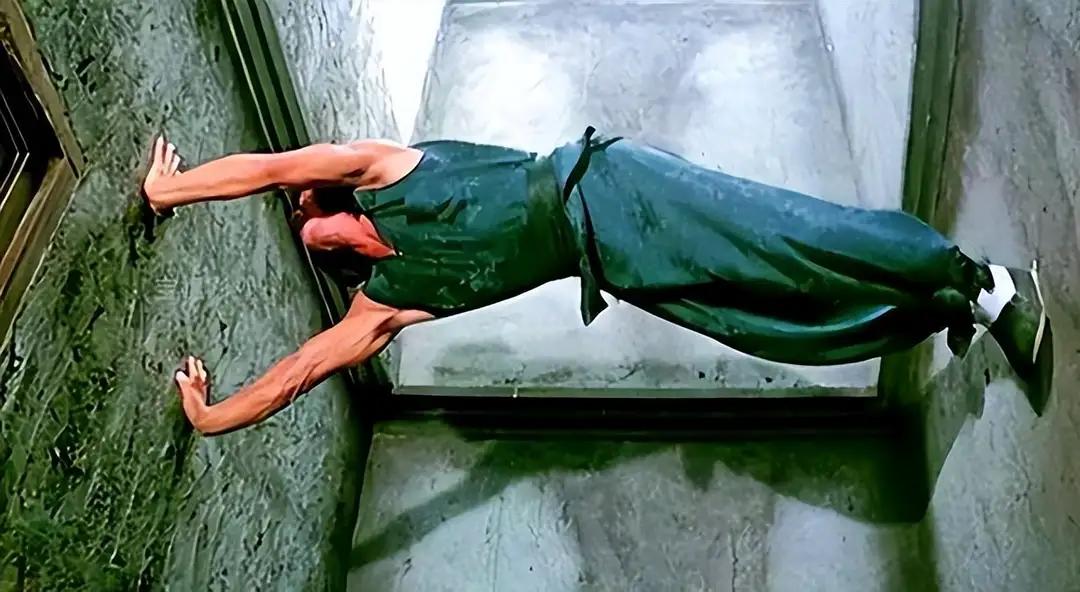 1942年，一个青年被日军丢进井里，一项绝技让他死里逃生1942年山东那口