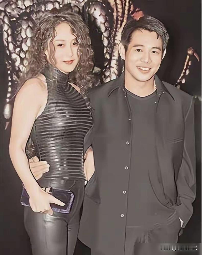 别光看李连杰揽着利智笑得多甜。你可能不知道，这一个拥抱，背后是7200万港币