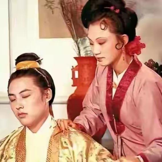 贾府最屈辱的赏赐：贾赦把秋桐当腊肉扔给贾琏，贾府丫鬟命如草芥…很多人读《红