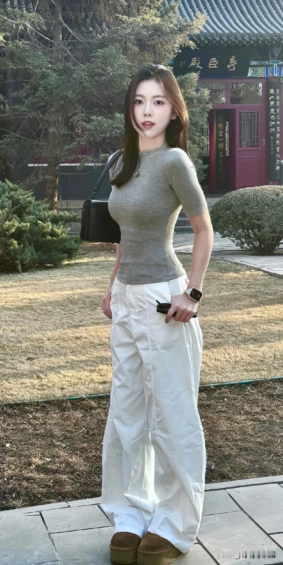 清新穿搭，自然随性，享受美好时光。