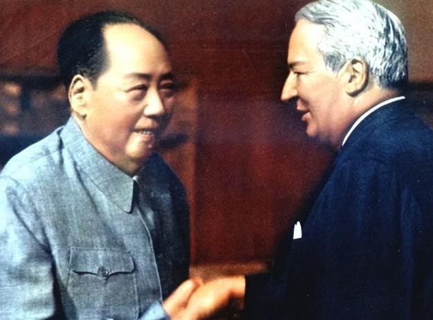 1974年5月的北京，中南海怀仁堂，空气几乎凝固了。毛泽东突然扭过头，用一种闲聊