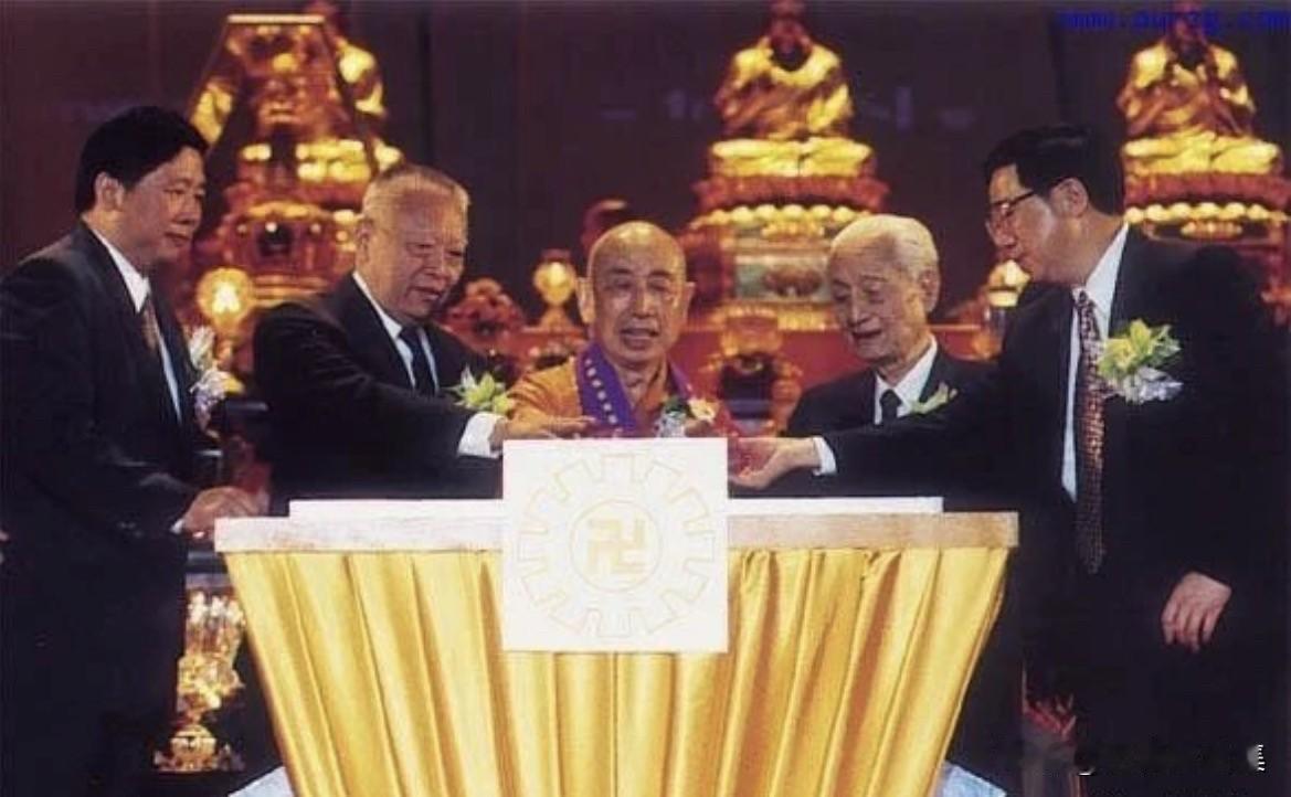 1999年5月22日，92岁高龄的中国佛教协会会长赵朴初居士亲自护送佛牙舍利来到