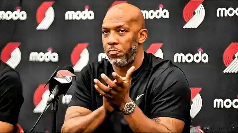 前开拓者主帅比卢普斯不服气啊！今日，据报道，比卢普斯今天在布鲁克林的联邦法院