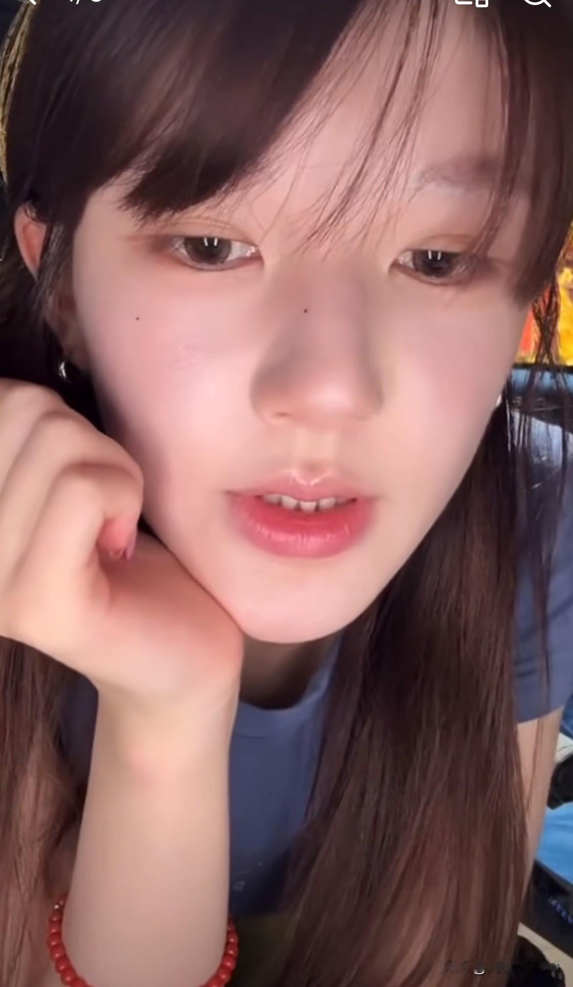 赵露思在直播中透露，自己将要出演《逢灯记》。这是一部权谋向大女主复仇古装剧，女主