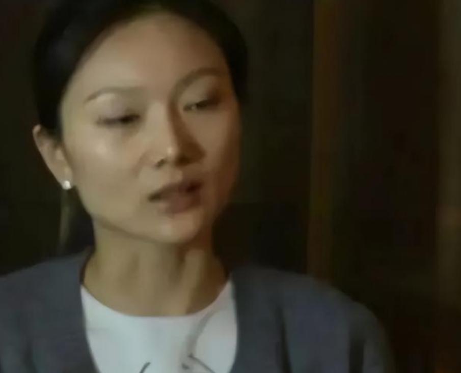 1999年，18岁的陈婷发现自己有了49岁张艺谋的孩子。陈婷打电话问张艺谋怎么办
