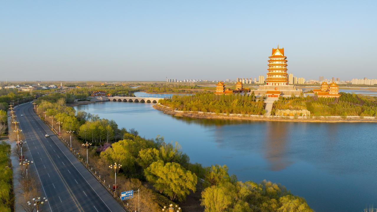 《黄河楼》：到宁夏吴忠看望曾一块在长庆油田运输四大队工作的好友老苏，十几年未见，