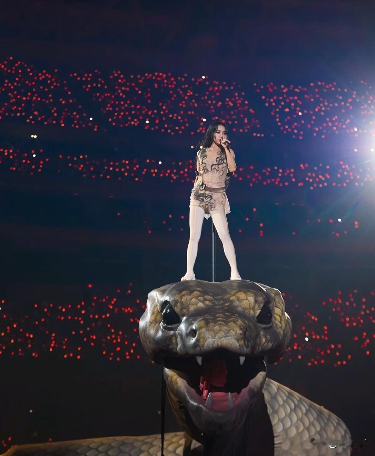 蔡依林彻底黑化！甜心教主脚踩2亿巨蛇吓坏全网，这是要逆天？蔡依林巡演开场直接把