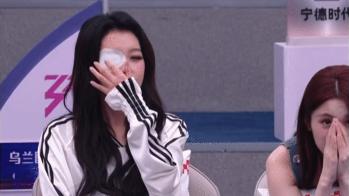 我跟同事吃瓜看到领导迎面走来belike孙怡紧急撤回了一个吃瓜