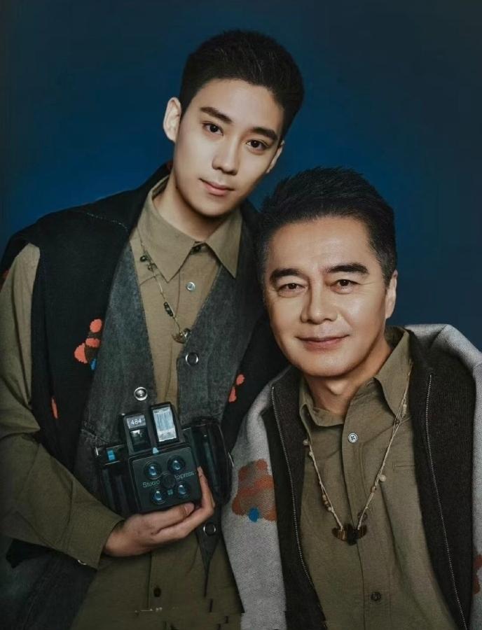 许亚军何晴之子许何，11月27日首登杂志引关注11月27日，许亚军与24岁的