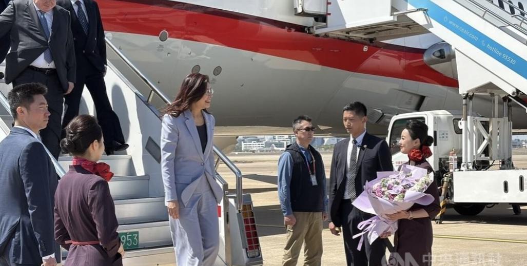 卢秀燕，你后悔了吧？朱立伦递过来的党主席你嫌烫手不敢接，郑丽文接了，上任没多久直