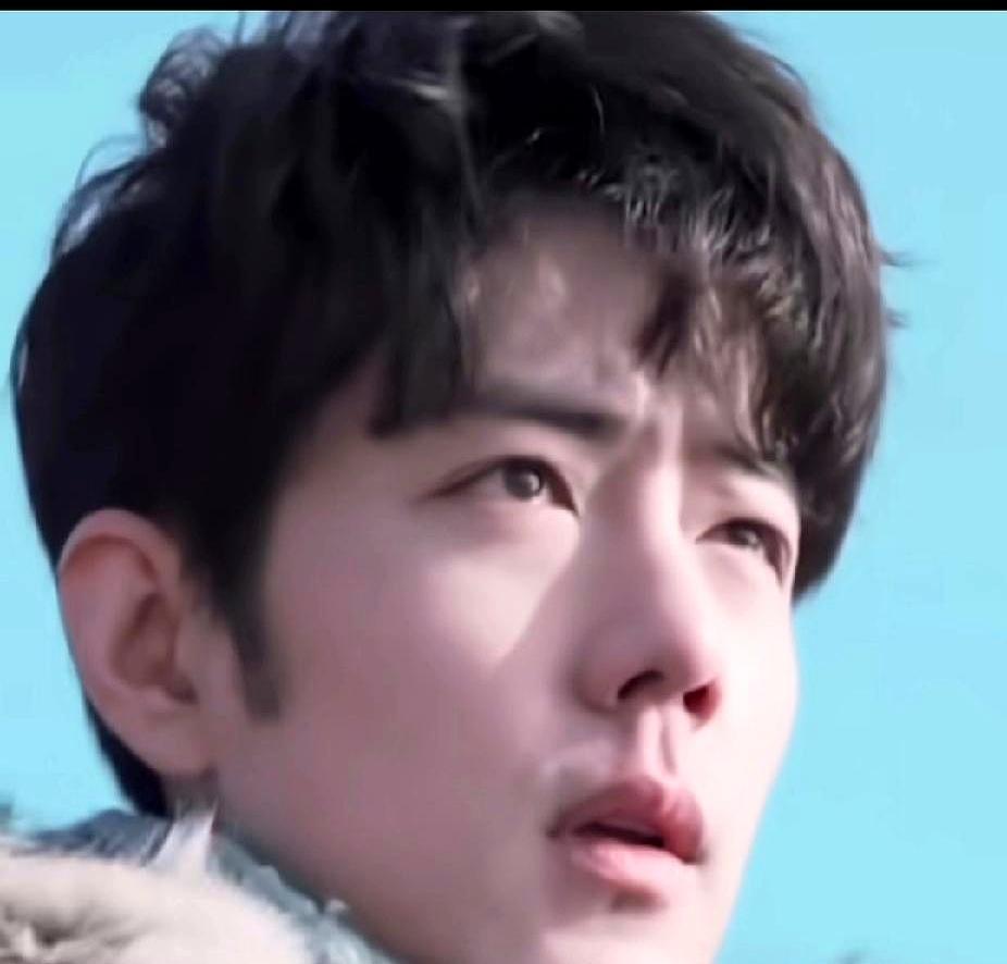 你见过零下十几度片场，顶流明星把唯一暖手宝塞给7岁孩子吗？导演刚喊卡，肖战碰到