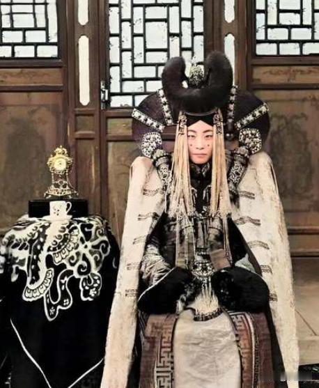 1938年，传言斯大林下令处决外蒙古末代皇后。临刑前，她化妆、盛装，面不改色。可