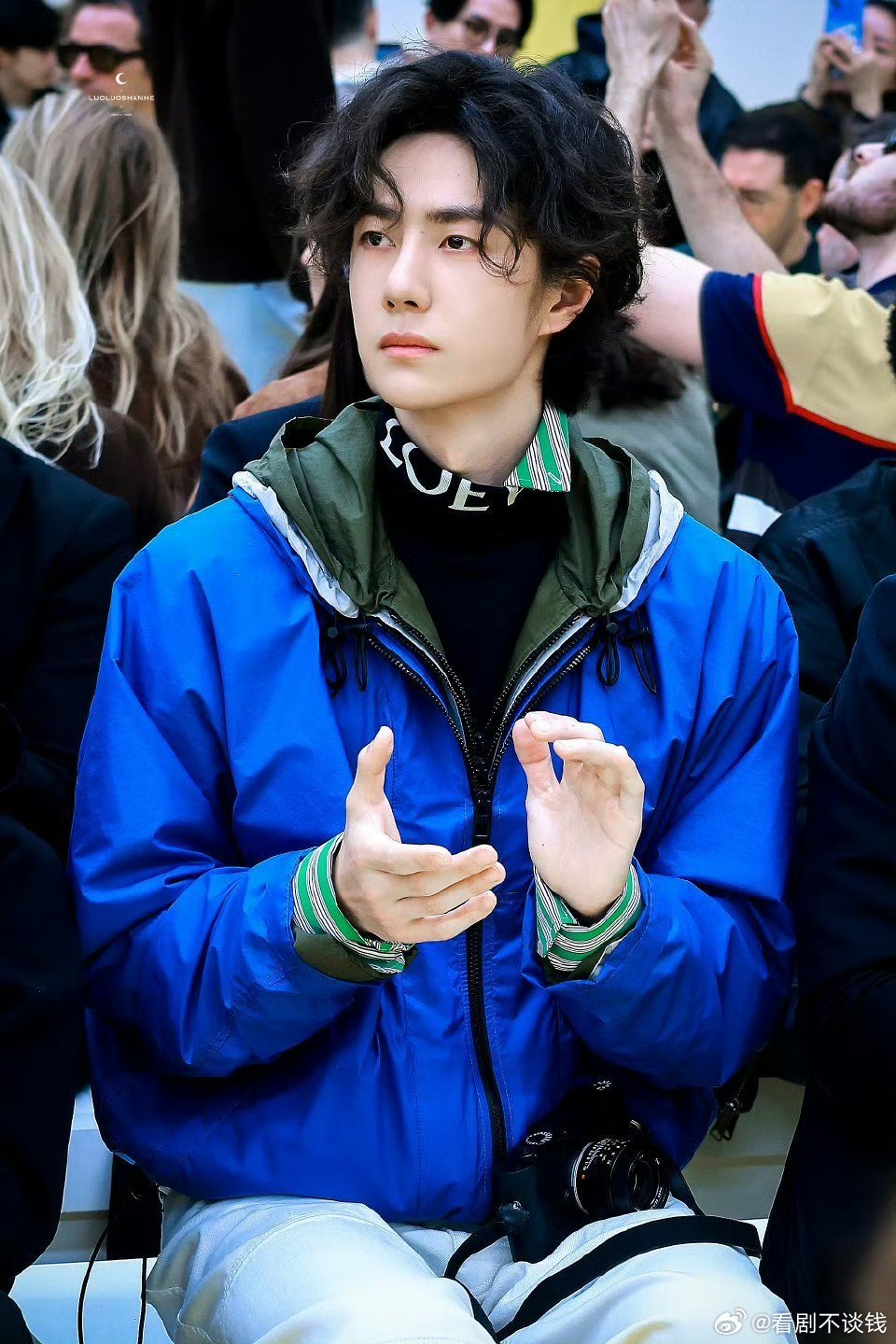 王一博巴黎时装周loewe大秀造型，卷毛～今天是不是贵气王子？🤴🏻外国摄影