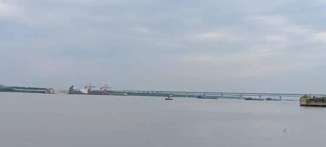 上班久了才懂，如果你不想和领导走得近，不肯低头、不肯听话、不肯服从，遇事