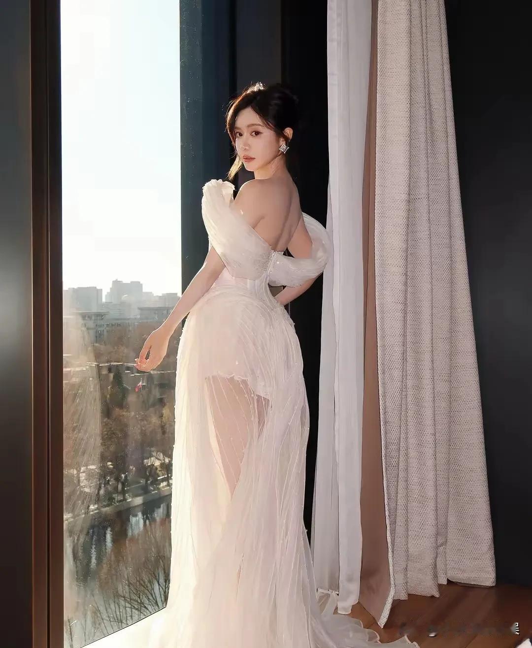 王楚钦和34岁美娜恋爱了？孙颖莎给美娜挡风我很淡定，孙颖莎和王楚钦有爱互动，