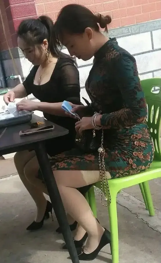 没看上相亲对象，倒是看上了左边的媒婆