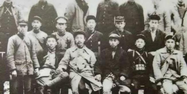 1946年，解放军为投诚的2000土匪设宴接风，席间匪首脱下大衣，顺手挂到墙上，
