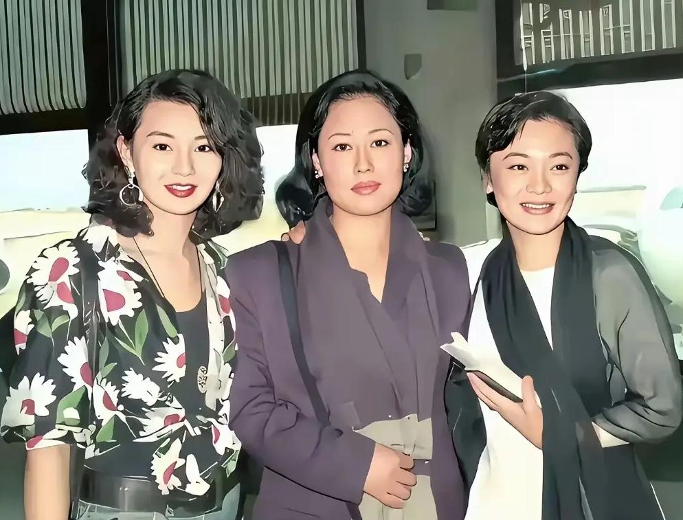 你知道这位站在张曼玉和张艾嘉中间的是谁吗？能够在和张曼玉和张艾嘉的合影中占居C位