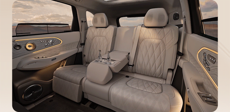 极氪8X内饰官图发布，总体设计语言和细节与极氪9X大量相似。展示了后排吸顶屏和右