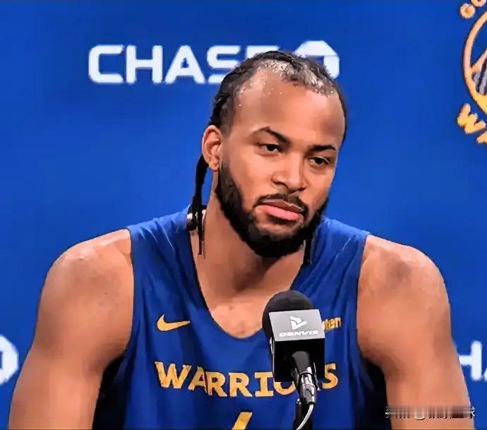 勇士内讧现场，最冷静的竟然是这个年轻人。格林和科尔当众吵翻，场面一度很僵。镜