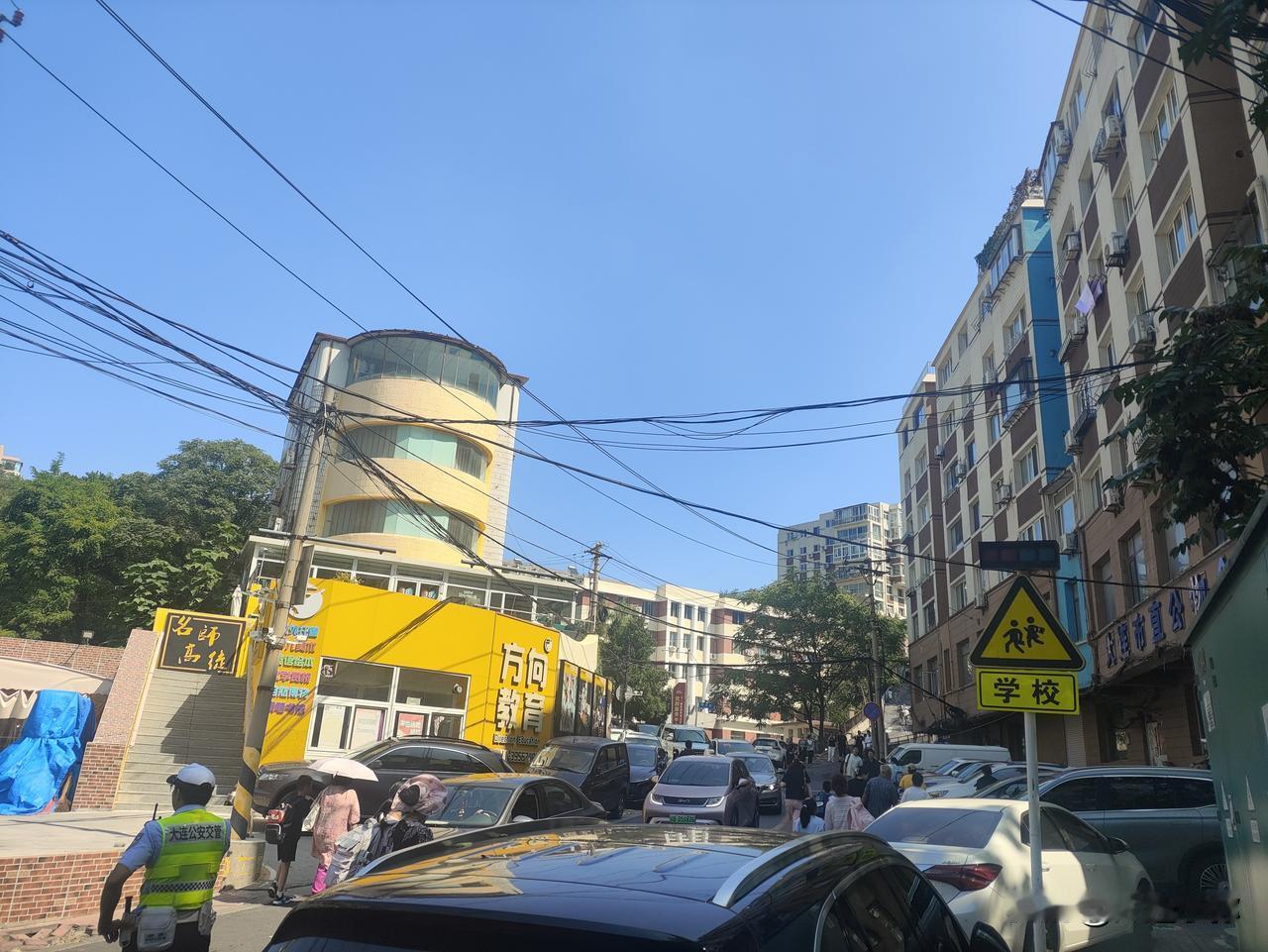 8月31日正式入秋！大连秋老虎依旧凶猛，返校路口太热闹今天是8月31日，迎
