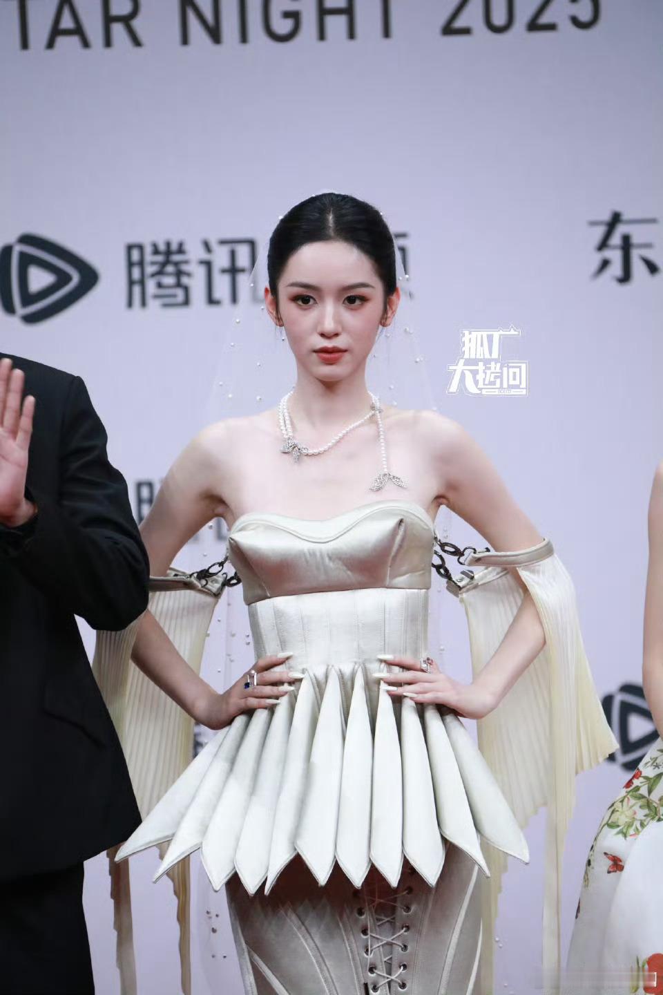 周也最拿手的红毯竟然也失手了，状态真的不行周也头纱被踩