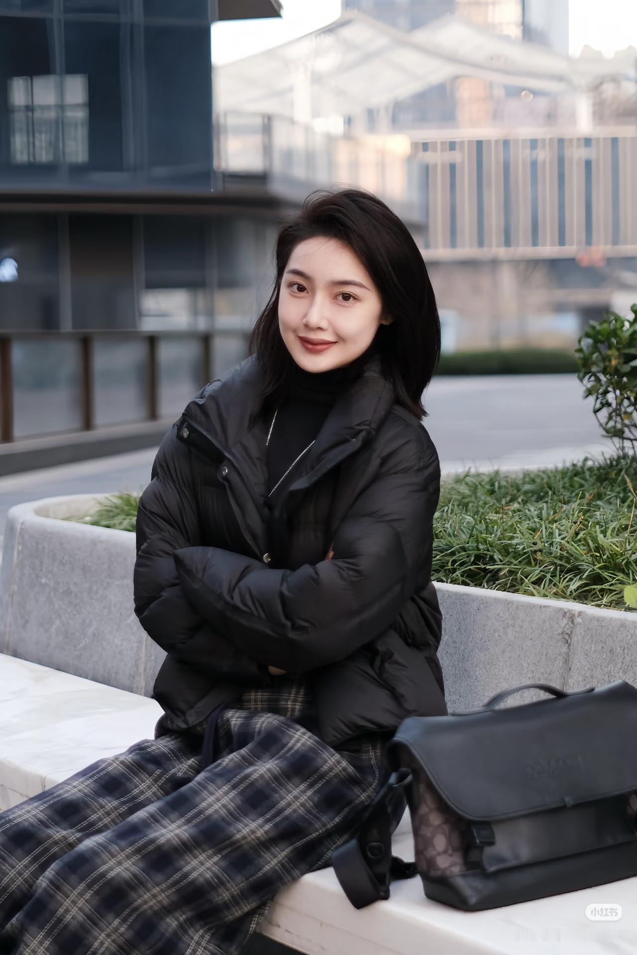 暖阳轻抚大地，冬日的温情像薄纱，难掩心底的寂寥。风在低语，树影斑驳，空旷的街道上