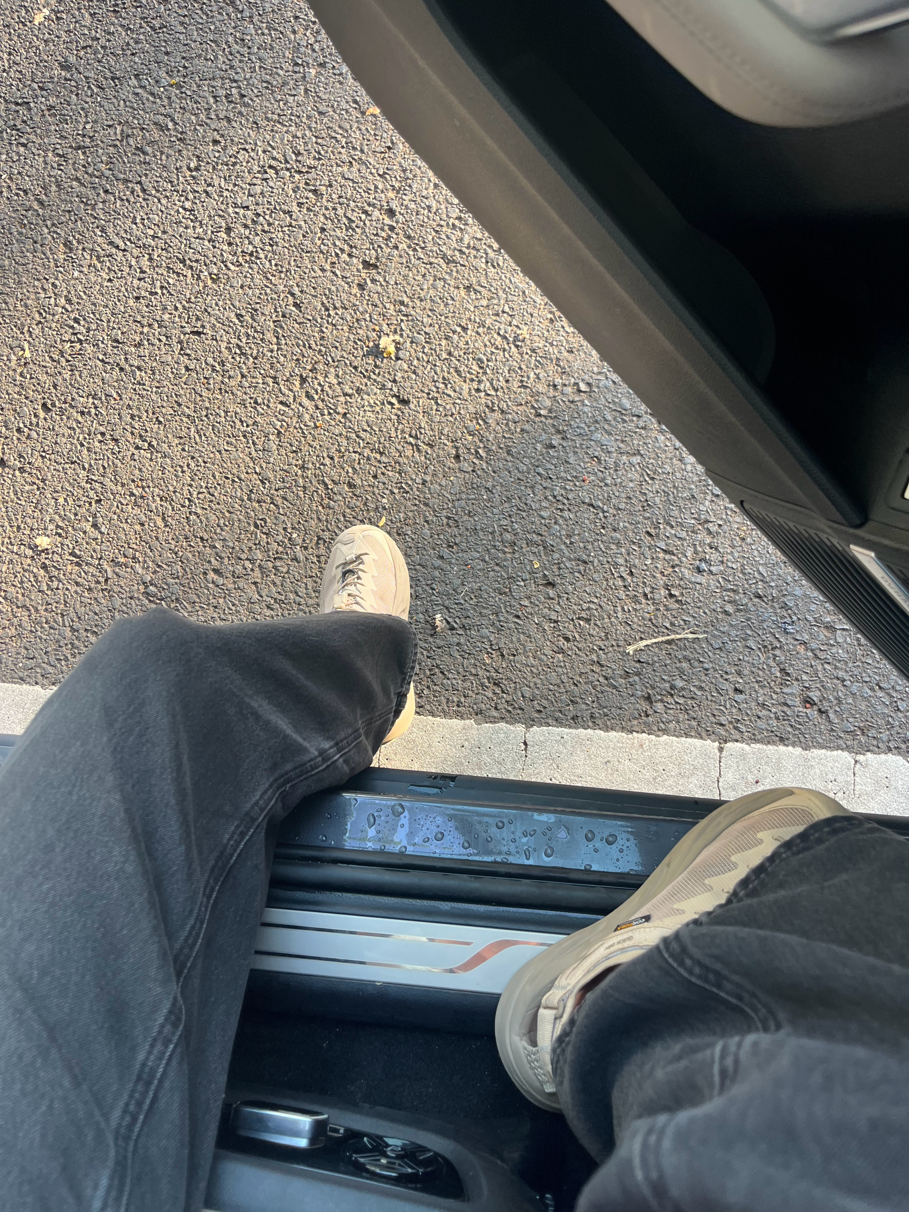 太尴尬了为什么我不买SUV？还不是因为下车的时候脚踩不到底[笑着哭][笑着哭]​
