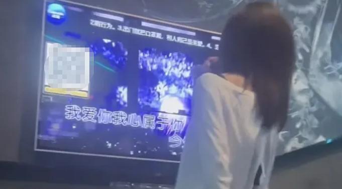 湖北女子小俞晚上和3个好闺蜜商量去酒吧玩，因为蹦不动了，就商量去酒吧楼上的KTV