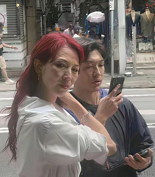 52岁的她颜值变化太大了，脸颊凹陷进去，看起来比60岁的女明星还要老一点，完全没