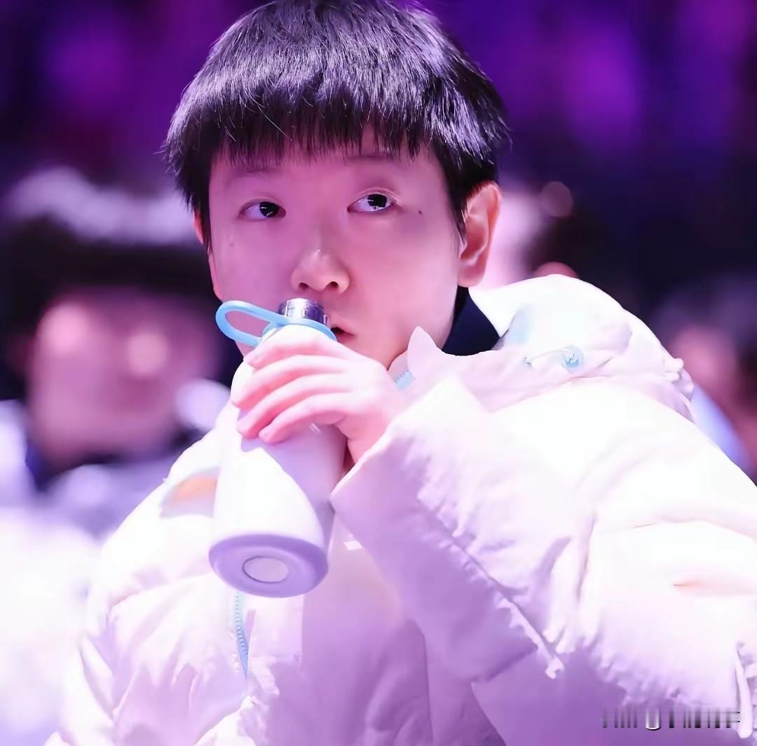 这摄像大哥也太不装了，满眼都写着我就拍莎莎。一开始还装正经，偷偷挪镜头，