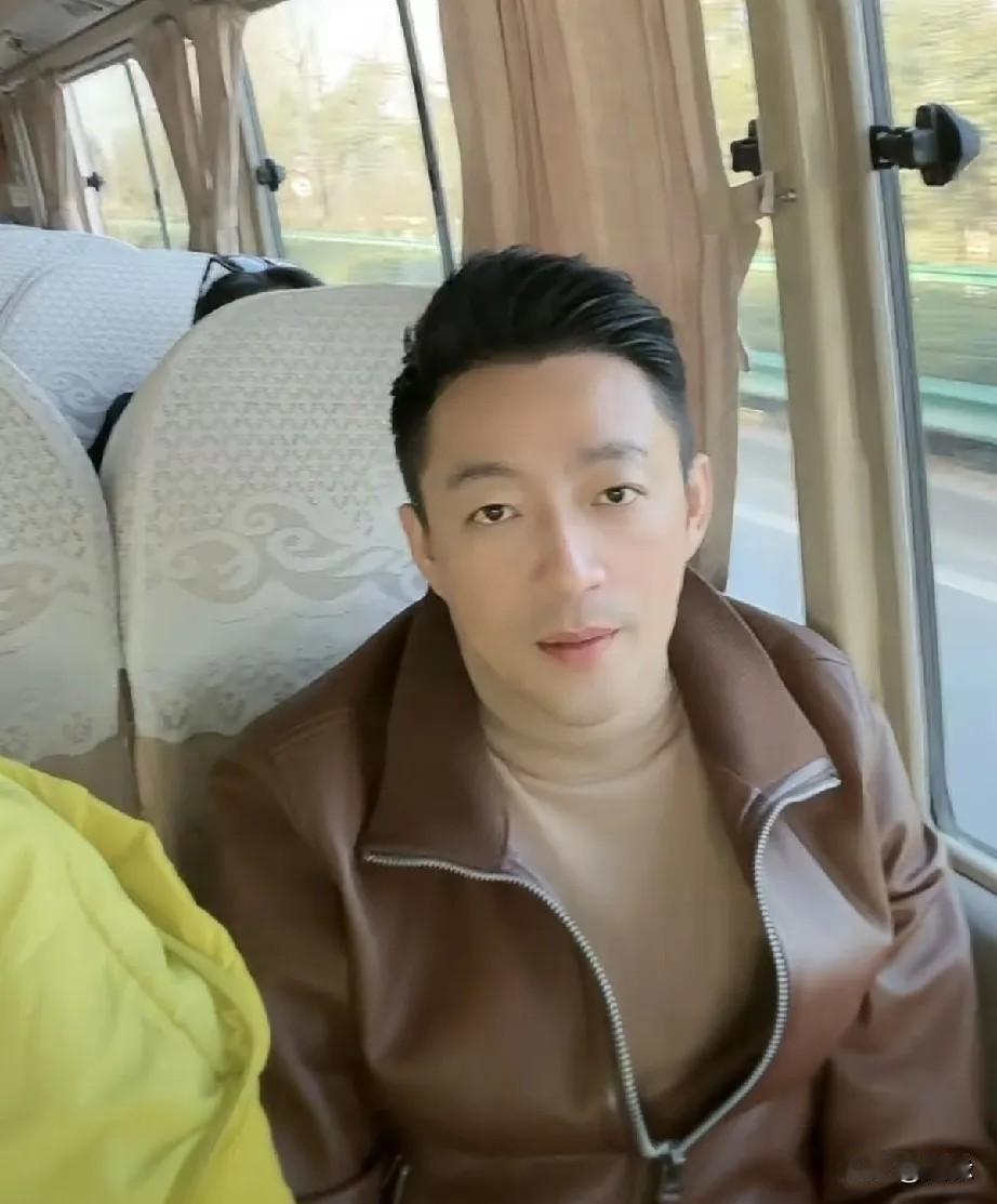 笑喷了！网友:汪总，你的发型都是自己弄的吗？汪小菲:不是我自己弄的，难道还有