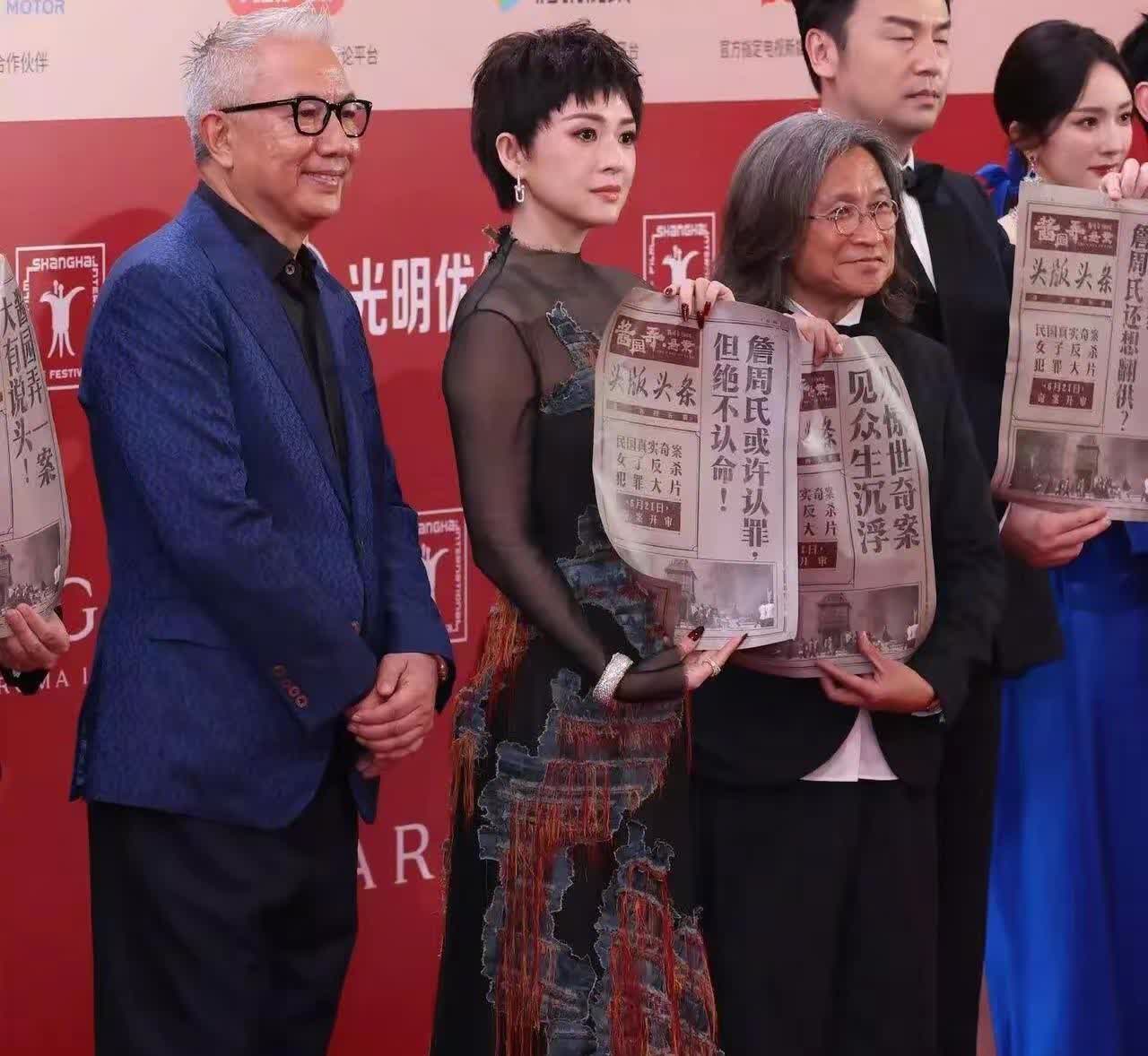 杨幂把C位让给章子怡，自己站在边边上，雷佳音生气的抓她手臂，瞬间脸黑了……