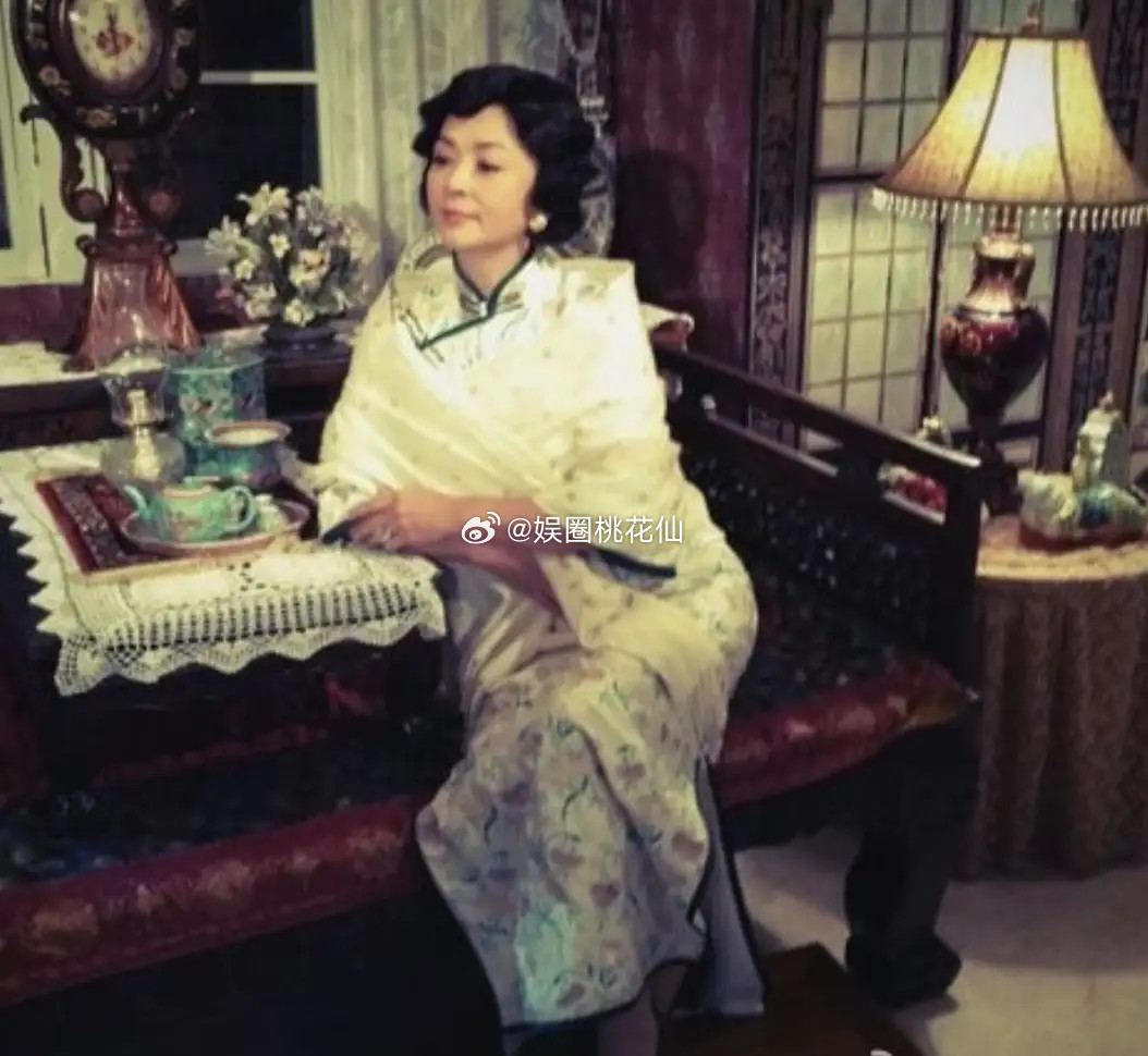 65岁陈玉莲出席寿宴近照曝光，穿红衣喜庆大方，优雅老去状态自然！！！！