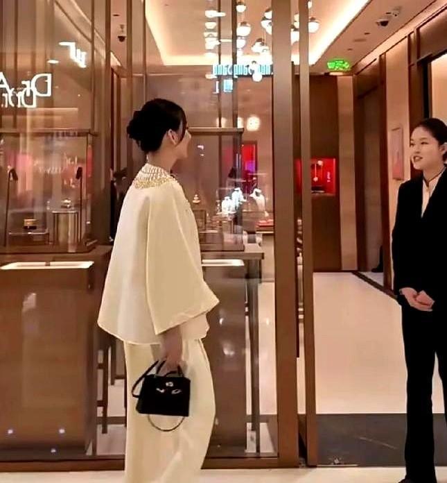 方媛半小时刷掉30万买金，全网都在骂她“土味炫富”。可笑，这哪里是败家，分明是