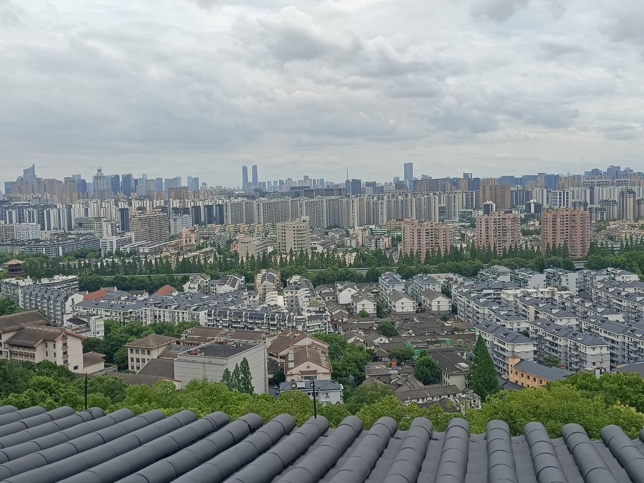 马斯克说的不错，地球上根本不缺土地，还有很多广阔无垠的地方无人居住。全世界现在只