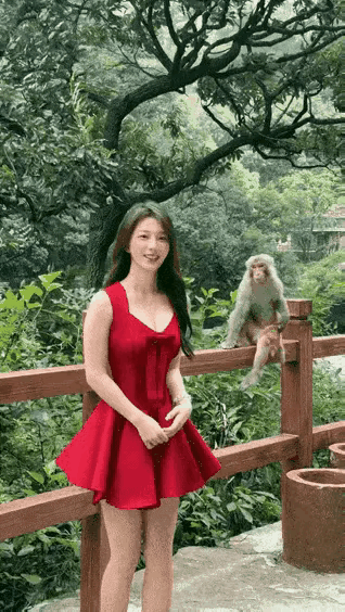 山中无老虎，猴子称大王。猴子为何突然做出扑人的动作？