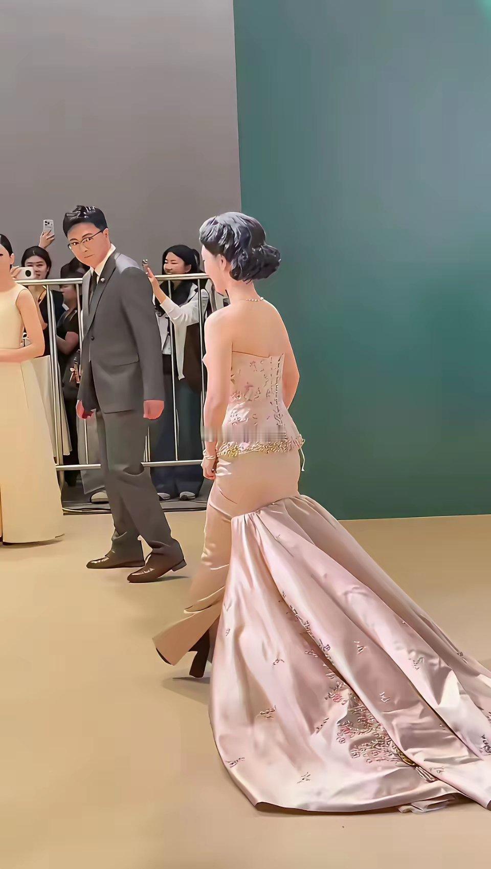 这就是80万的礼服和荣获白玉兰最佳女主的杨紫失去修图滤镜真的没有那么美好，都是浮