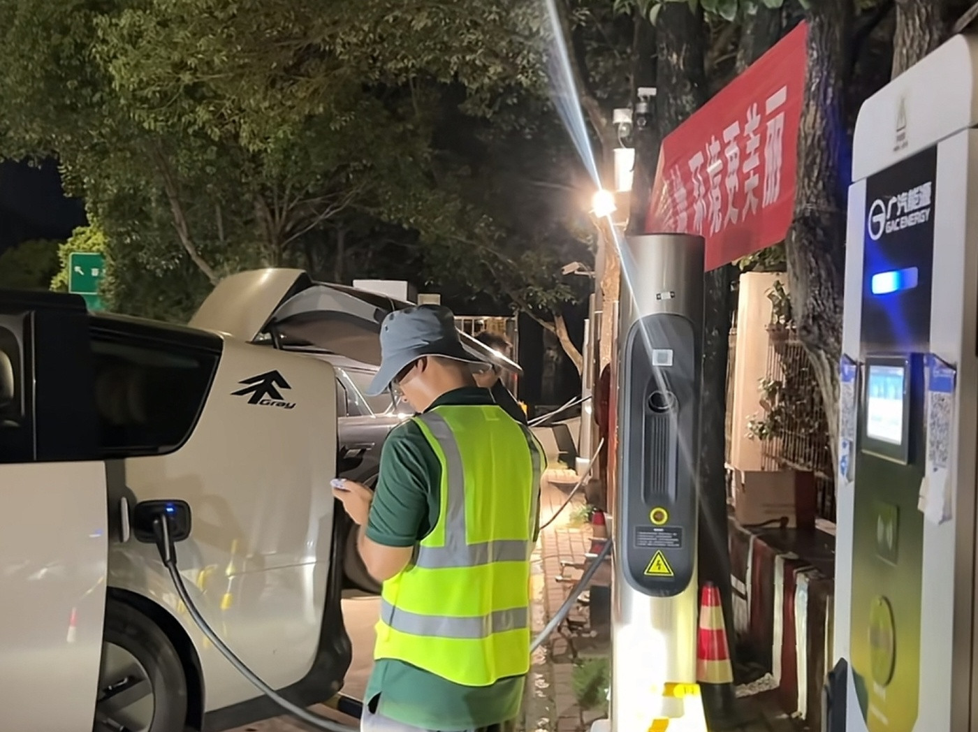 理想5C的超充桩不仅多，服务还贼好，短信提醒专人服务，15分钟补能完毕，即便有多