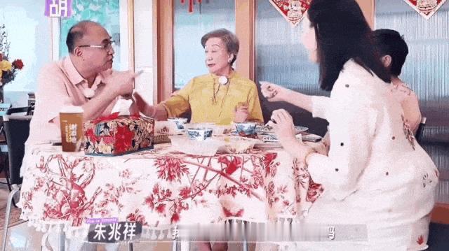 胡静拿捏婆家的趣味日常，豪门婆媳活成姐妹趣事合集一、婆婆是铁杆剧粉，自带“