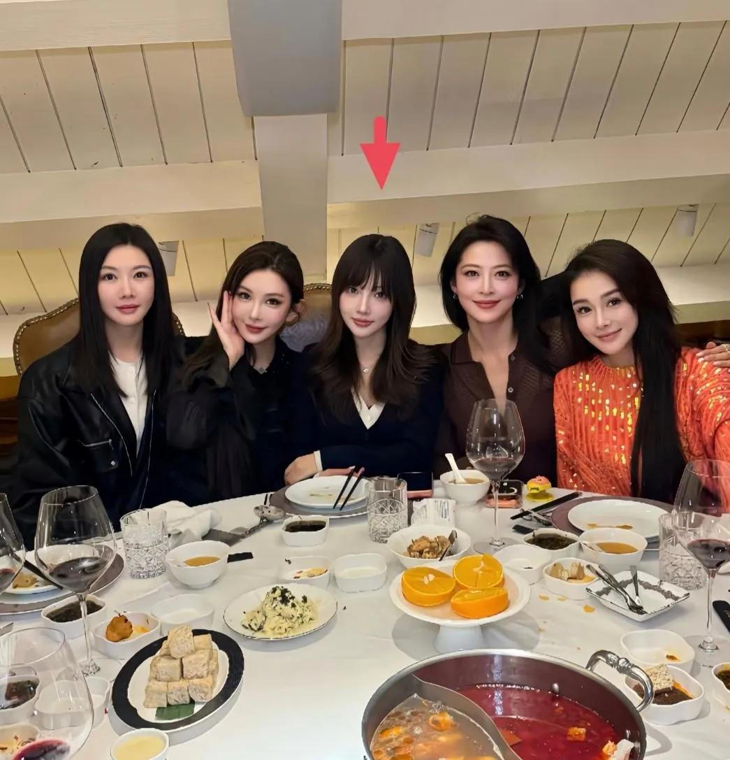 李小璐44岁状态绝了！空气刘海配火锅局，少女感直接拉满44岁的李小璐和网红