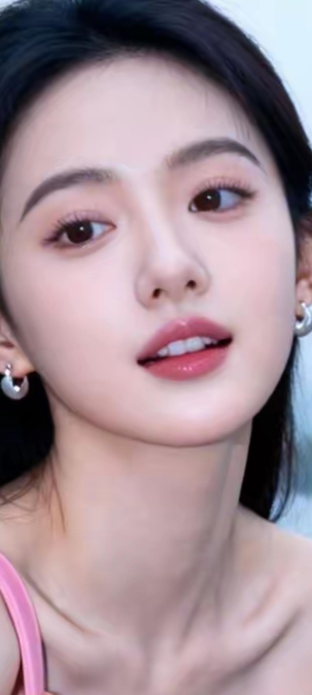 温柔甜美的少女，粉色耳环点缀，清新自然。